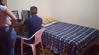 Mẹ Kế Gián Đoạn Buổi Chơi Game Của Tôi Với Em Gái Kế Của Tôi: Một Cuộc Gặp Gỡ Nóng Bỏng Trong Bí Mật