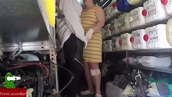 מפגש מיני מוקלט בחשאי במקום העבודה עם מצלמה נסתרת