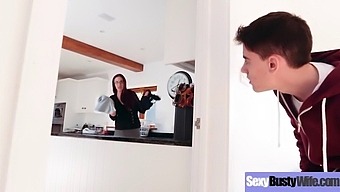 Busty Kotiäiti Harjoittaa Intensiivistä Seksuaalista Toimintaa Tässä Nimenomaisessa Videossa