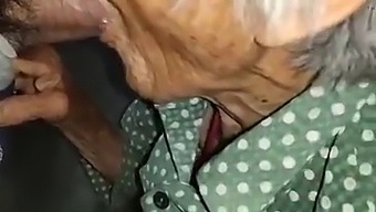 Una Mujer China Mayor Experimenta Placer Con Su Pareja Más Joven. ¡qué Rico!