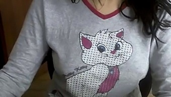 Turkish Cutie Performs Solo Show On Webcam