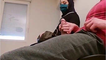 רופא סוטה מתקין מצלמה סמויה בחדר הבחינות שלו, חושף מפגש אסור של אישה מוסלמית עם פאלוס צרפתי לא מאוכלס.