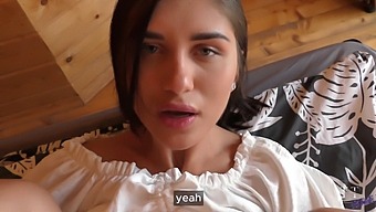 Una Bellissima Adolescente Impara L'Arte Del Piacere Orale Da Un Professionista Esperto