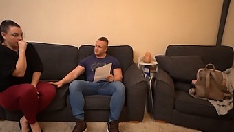 נערה מפותלת עם תחת גדול יוצאת לראיון עבודה ומקבלת הפתעות בלתי צפויות