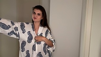 Velik Kurac Mačehe Dobi Drgnjenje Po Sušilcu Za Oblačila, Ki Ga Opazuje Njen Pastorek