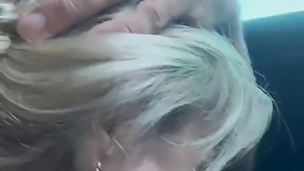 Skallig Man Får En Riktig Orgasm Av En Vacker Tjej I En Bil